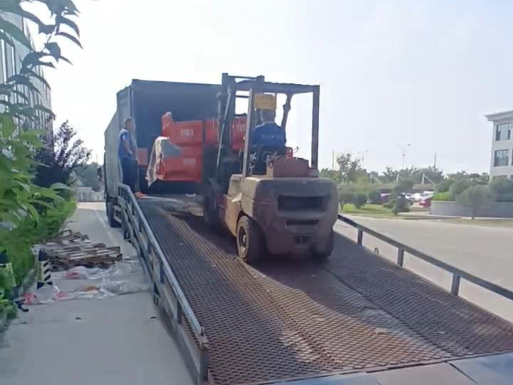  出口非洲三輪車、四輪車、裝載機裝柜發貨